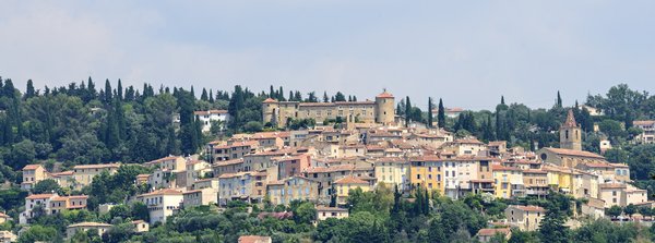 Où peut-on séjourner en Provence pour des vacances avec des ateliers de poterie et des visites de musées ?