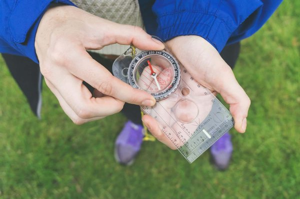 Quels chalets en Suisse offrent des cours de sculpture sur glace et des randonnées en raquettes ?
